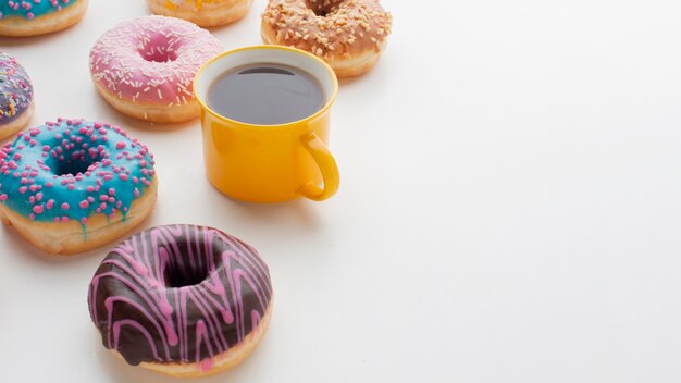 Donuts glaseados y espacio de copia de café