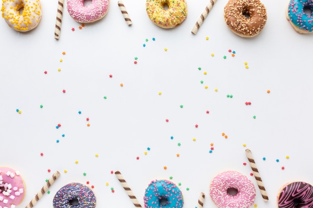 Donuts glaseados sobre fondo liso