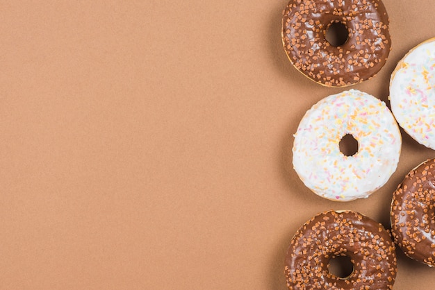 Donuts helados sobre fondo marrón