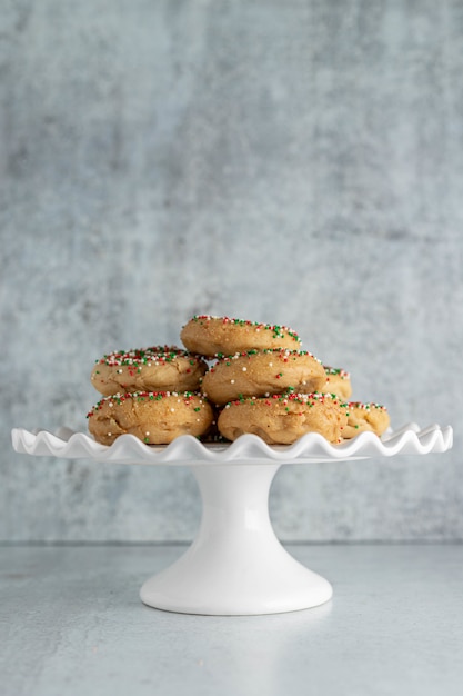 Donuts navideños en un puesto de pasteles