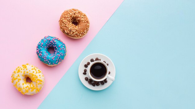 Donuts preciosos y espacio de copia de café