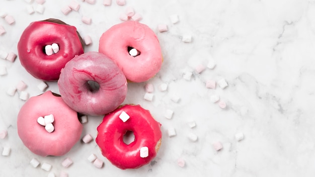 Donuts rosados lindos en mármol