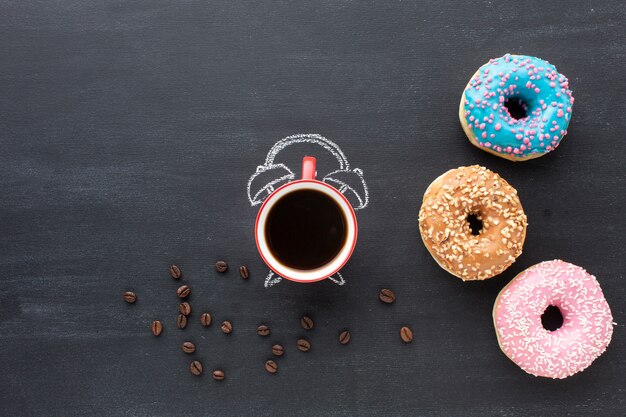 Donuts surtidos y concepto de reloj