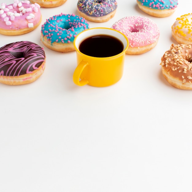 Foto gratuita donuts surtidos y espacio de copia de café