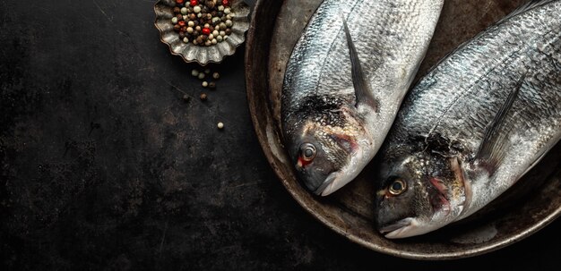 Dorado pescado con ingredientes en oscuro