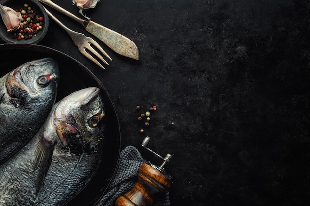 Dorado pescado con ingredientes en oscuro