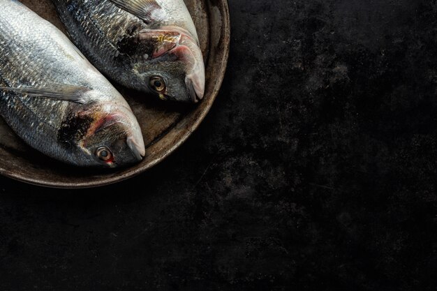 Dorado pescado con ingredientes en oscuro