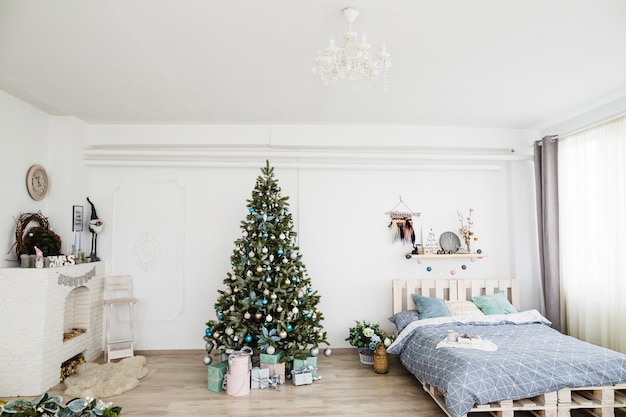 Foto gratuita dormitorio con decoración de navidad