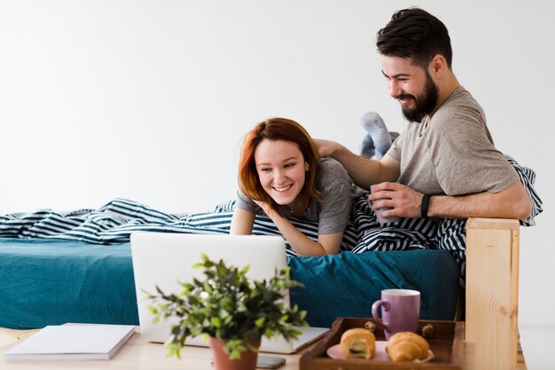 Dormitorio minimalista y pareja joven