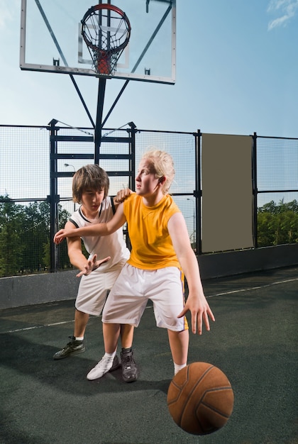 Foto gratuita dos, adolescente, jugadores, baloncesto