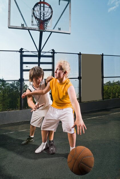 Dos, adolescente, jugadores, baloncesto