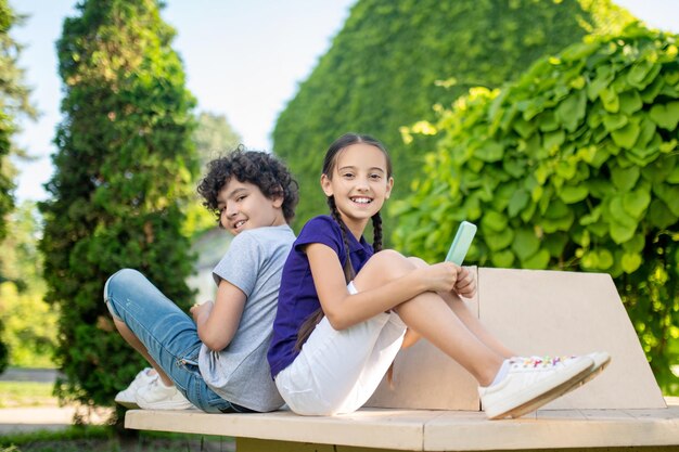 Dos adolescentes modernos disfrutando de su tiempo libre en el parque