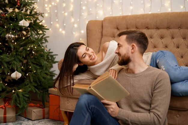 Dos alegre encantador dulce tierno hermoso adorable lindo romántico casados esposos marido y mujer