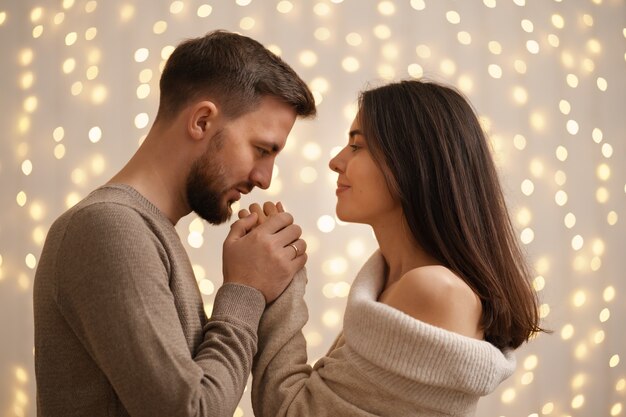 Dos alegre encantador dulce tierno hermoso adorable lindo romántico casados esposos marido y mujer