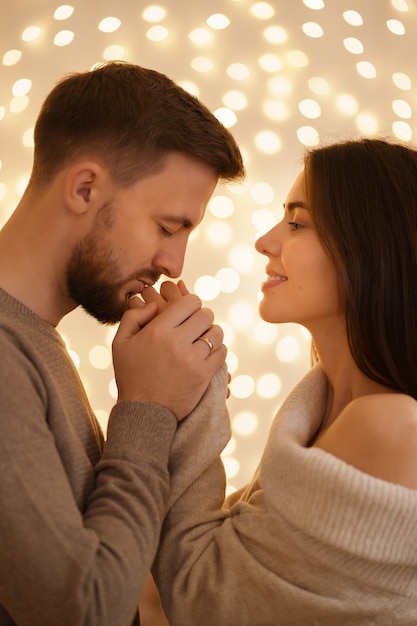 Dos alegre encantador dulce tierno hermoso adorable lindo romántico casados esposos marido y mujer