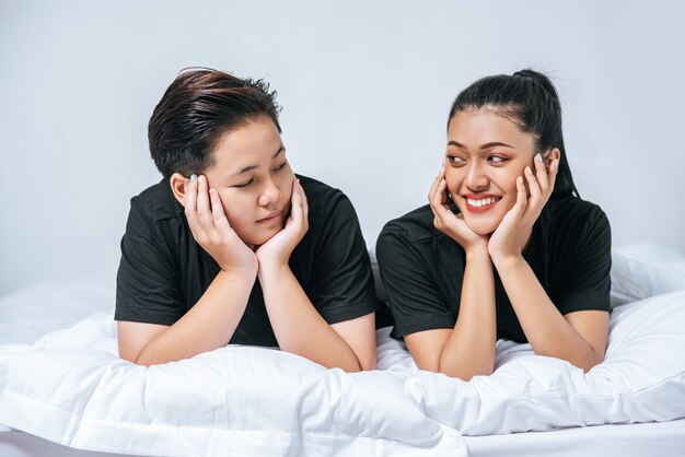 Dos amadas mujeres jóvenes dormían juntas en la cama.