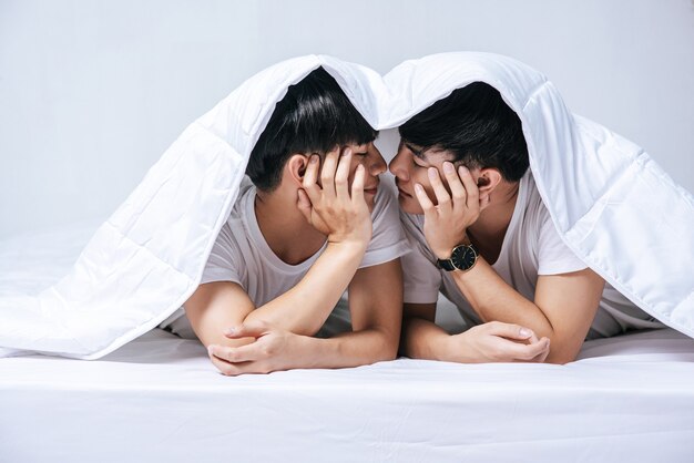 Dos amados jóvenes durmieron juntos en la cama.