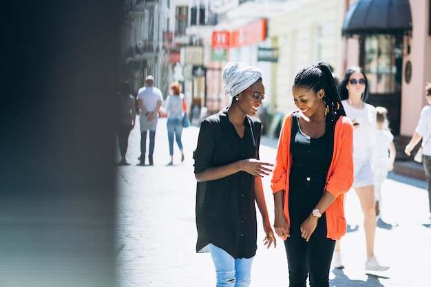 Dos amigas afroamericanas