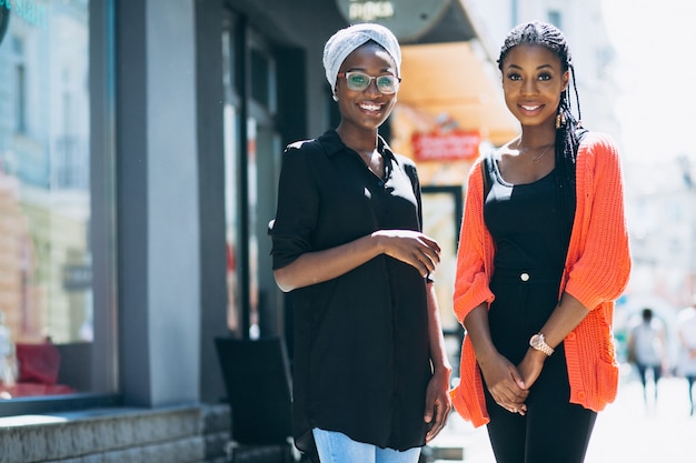 Dos amigas afroamericanas