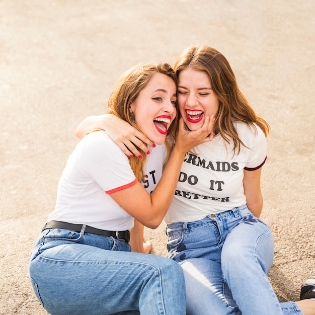 Foto gratuita dos amigas burlándose