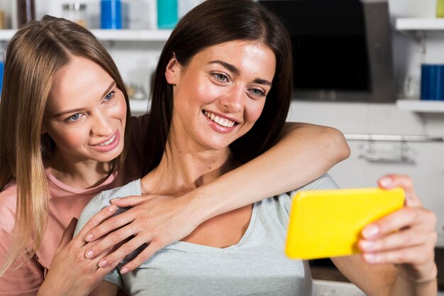 Dos amigas en casa tomando selfie