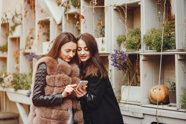 Dos amigas en una ciudad