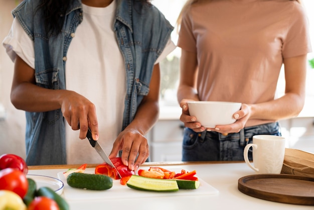 Dos amigas cocinando juntas en la cocina