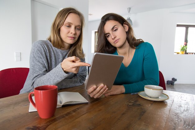 Dos amigas consultando internet