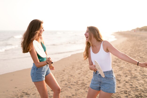 Dos amigas despreocupadas que se divierten en la playa