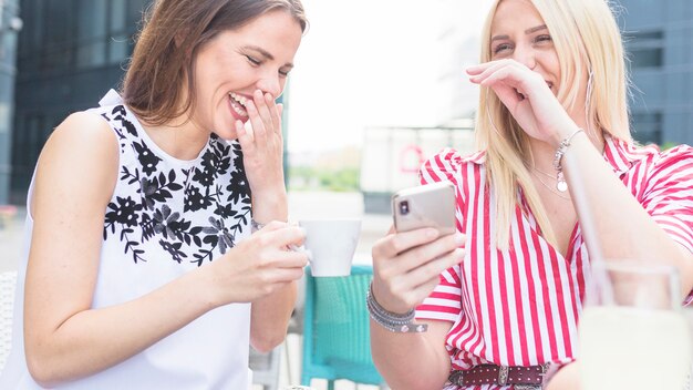 Dos amigas disfrutando en el café al aire libre