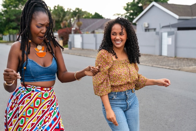 Dos amigas divirtiéndose juntos al aire libre