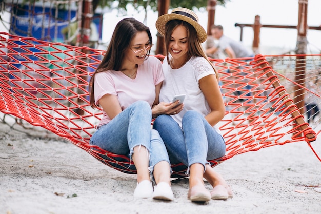 Dos amigas divirtiendose