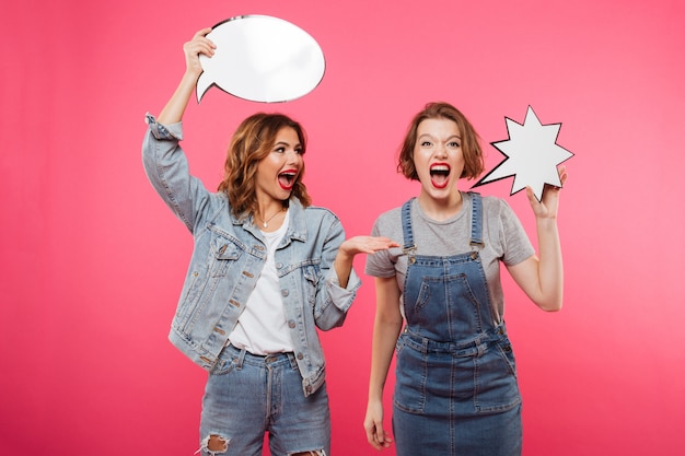 Dos amigas gritando con burbujas de discurso.