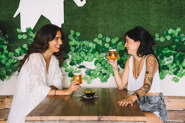 Dos amigas hablando en mesa