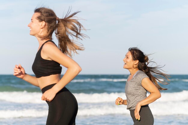 Dos amigas, jogging, en la playa