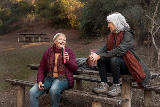 Dos amigas mayores disfrutando de una caminata en la naturaleza