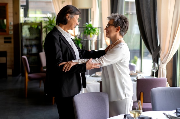 Dos amigas mayores en un restaurante de lujo