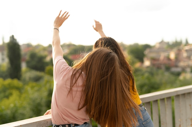 Foto gratuita dos amigas pasar tiempo juntos al aire libre