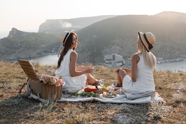 dos amigas en un picnic