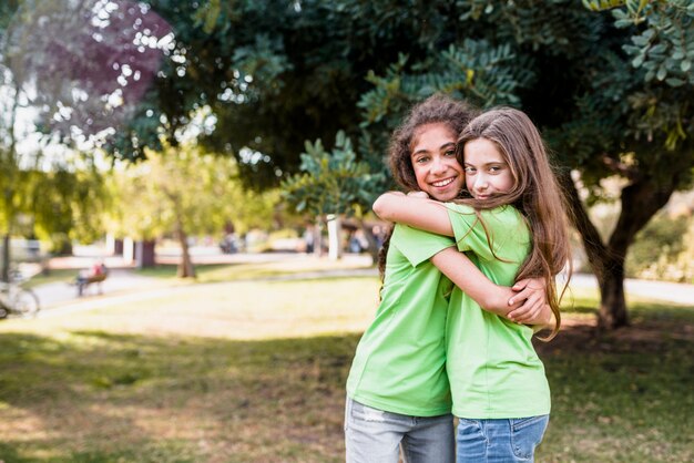 Dos amigas que se abrazan en el jardín