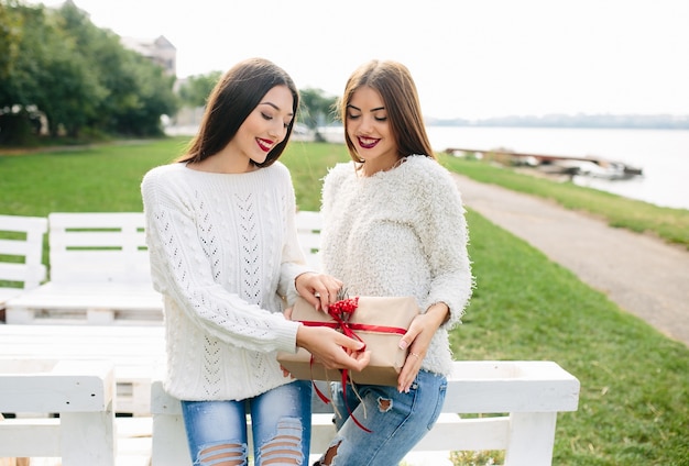 Dos amigas con regalos