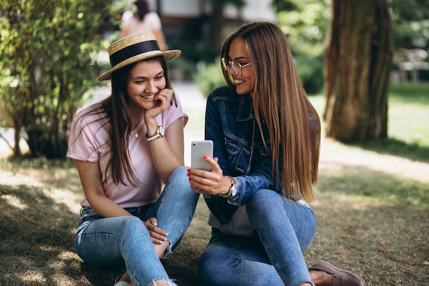 Dos amigas sentadas en el parque