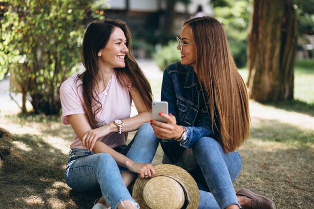 Dos amigas sentadas en el parque