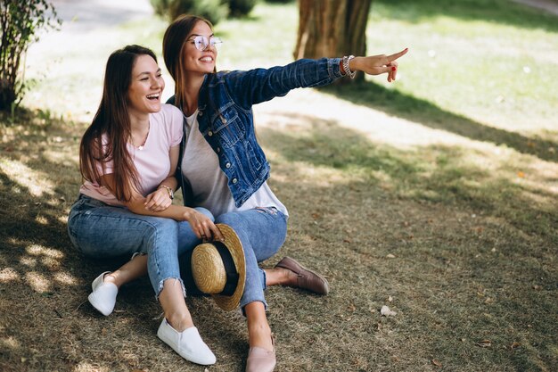 Dos amigas sentadas en el parque