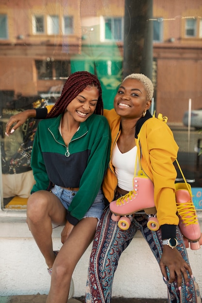 Dos amigas sonriendo y divirtiéndose en la ciudad