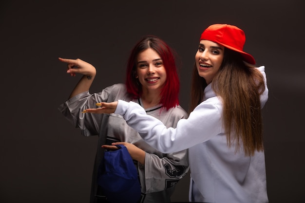 Dos amigas en trajes deportivos divirtiéndose.