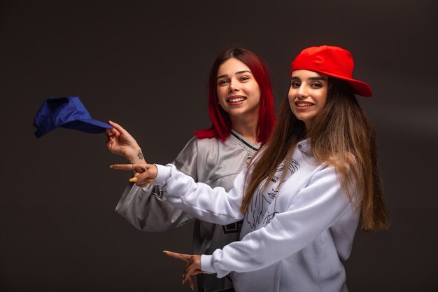 Dos amigas en trajes deportivos divirtiéndose.