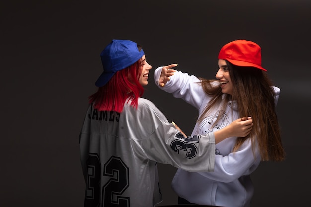 Dos amigas en trajes deportivos divirtiéndose.