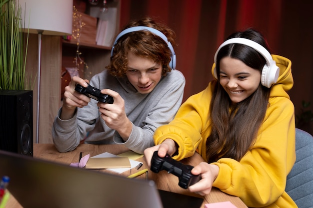 Dos amigos adolescentes jugando videojuegos juntos en casa