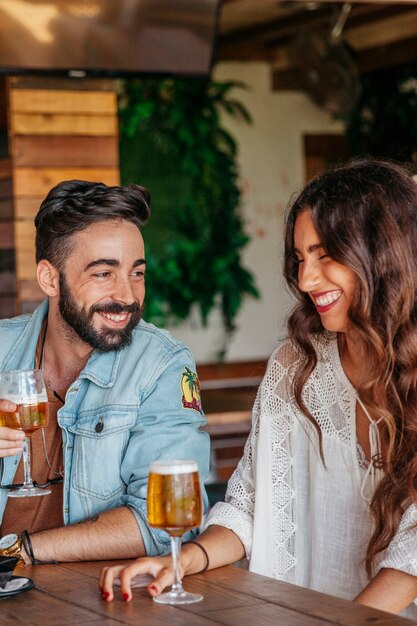 Dos amigos con cerveza